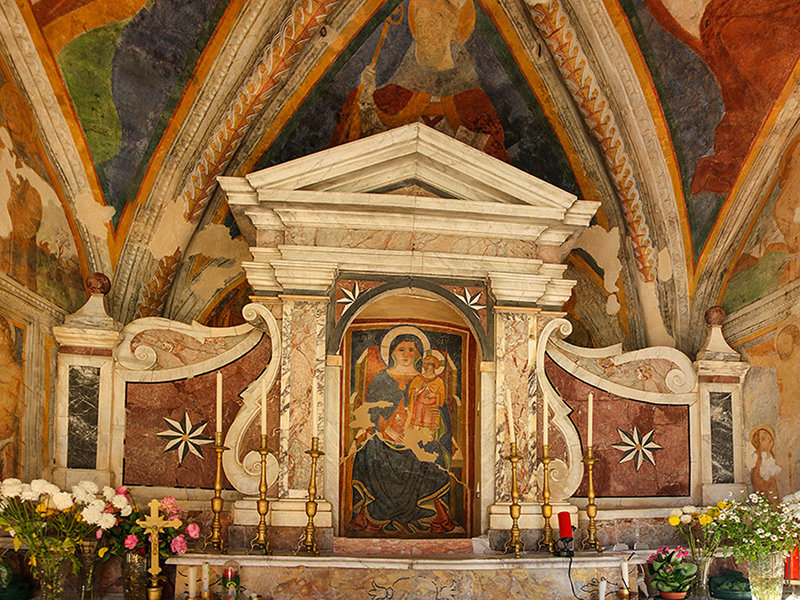 Tempietto della Madonna del Riposo: altare con la Madonna del Riposo
